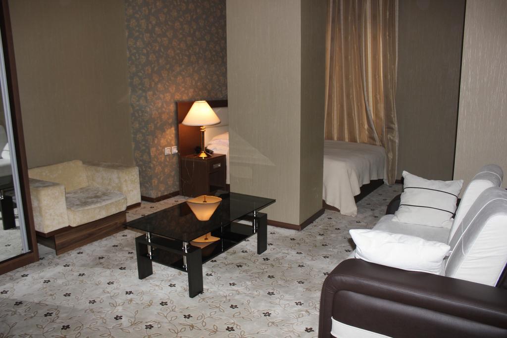 Hotel Empire Kutaisi Habitación foto