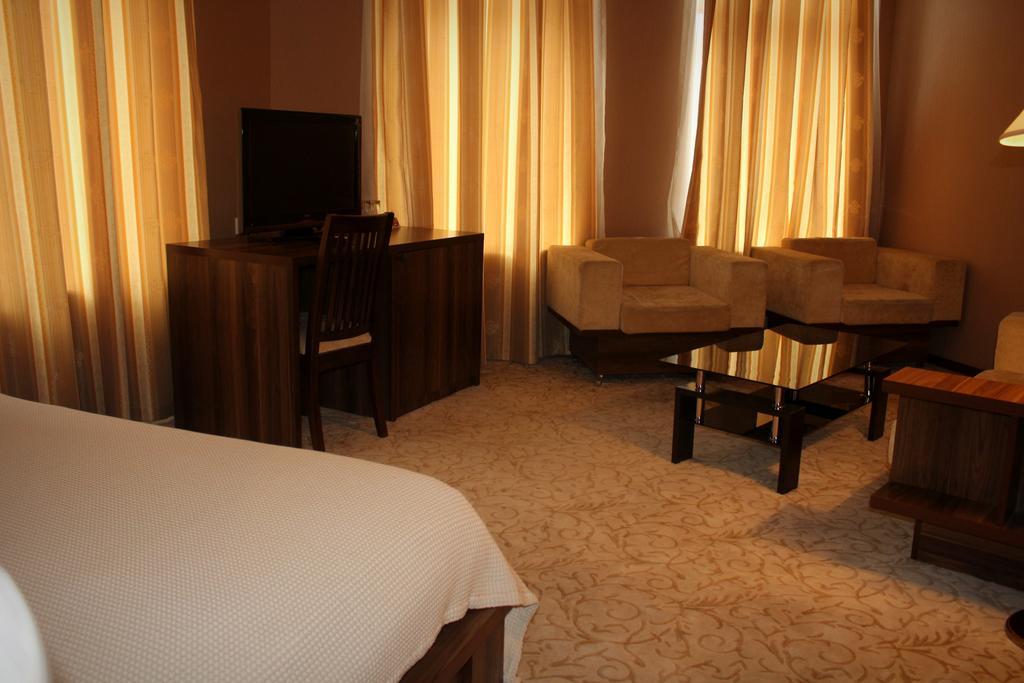 Hotel Empire Kutaisi Habitación foto